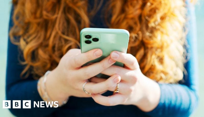 Thieves ‘shoulder surfing’ victims to steal phones