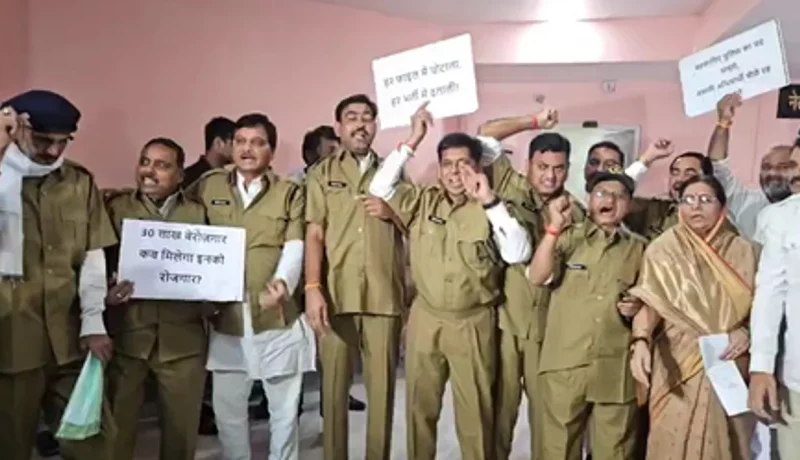Congress protests in police-like uniforms at MP Assembly, alleges graft in recruitment process